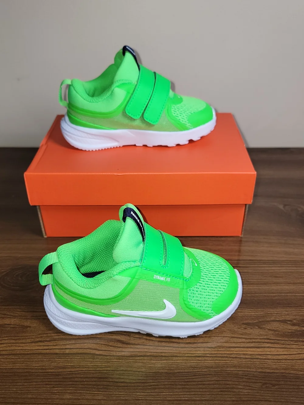 Nike Kids Neon Green Star Runner 5 Sneakers - Size 6 Toddler